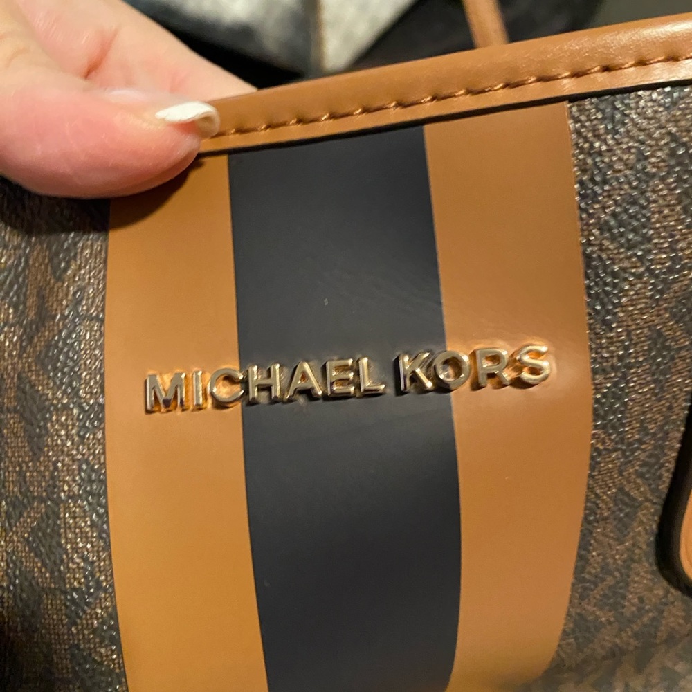 Michael Kors large bag in great condition. Comes with an envelope wallet. - Picture 4 of 11